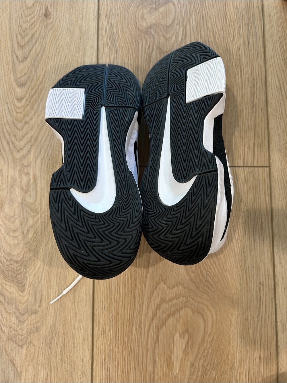 Nike Women’s GP Challenge Pro Tennis Shoes - Picture 8 of 8